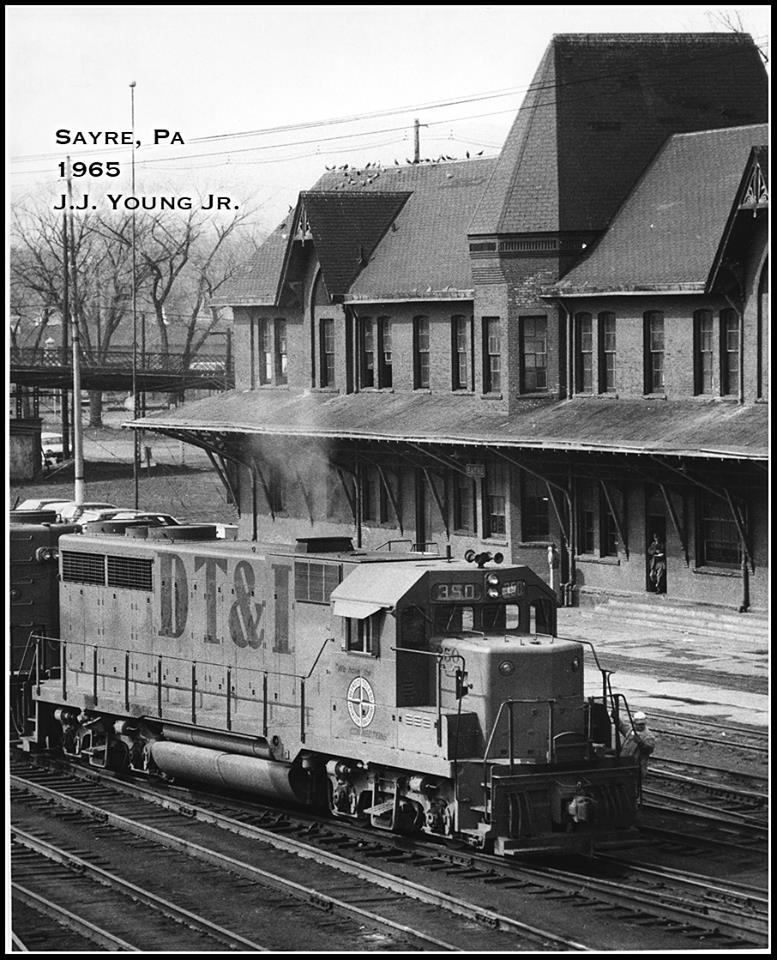 Detroit, Toledo and Ironton EMD GP35 350 at Sayre, PA - ARHS Digital Archive