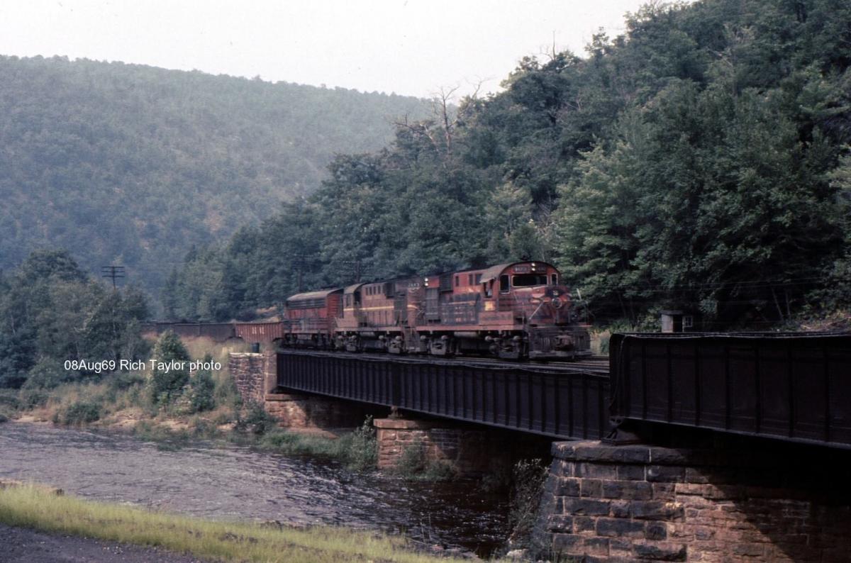 Lehigh Valley ALCO RS11 402 at Penn Haven Junction, PA - ARHS Digital Archive