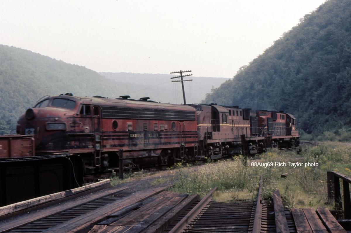 Lehigh Valley EMD F7A 572 at Penn Haven Junction, PA - ARHS Digital Archive