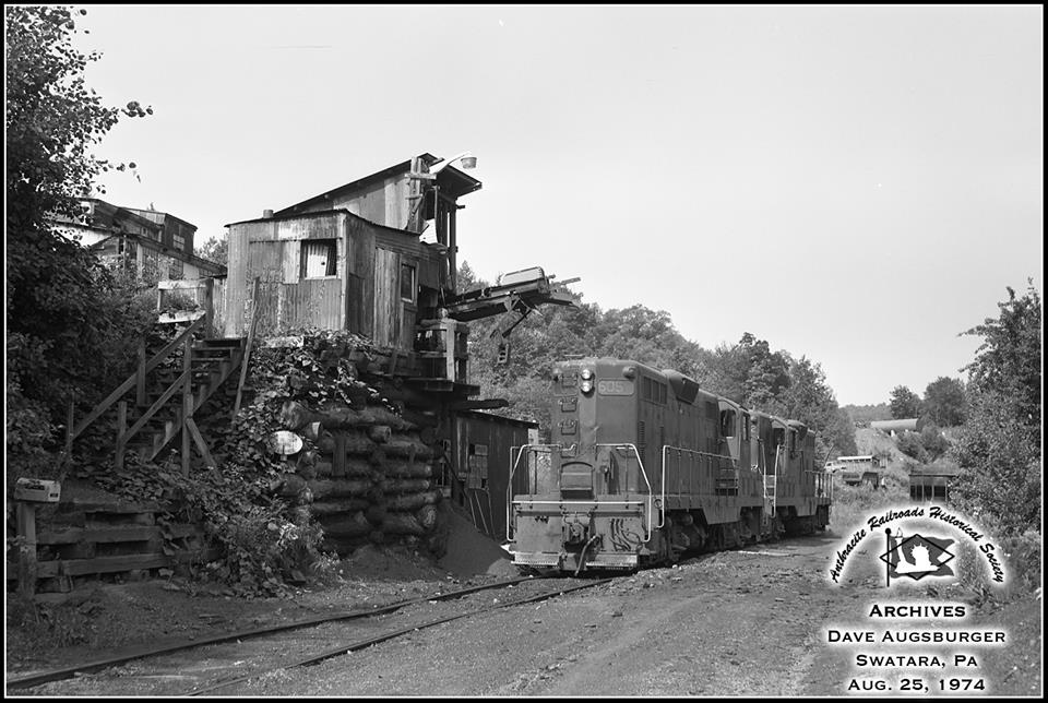 Reading EMD GP7 605 at Swatara, PA - ARHS Digital Archive