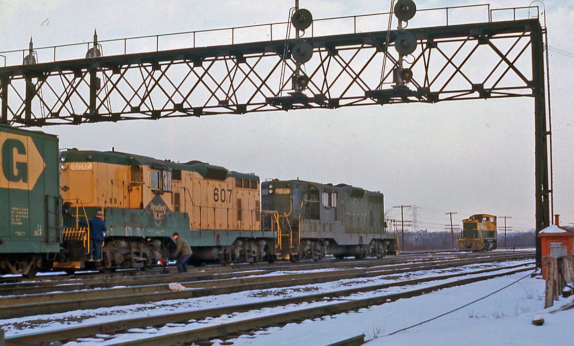 Reading EMD GP7 607 at King of Prussia, PA - ARHS Digital Archive