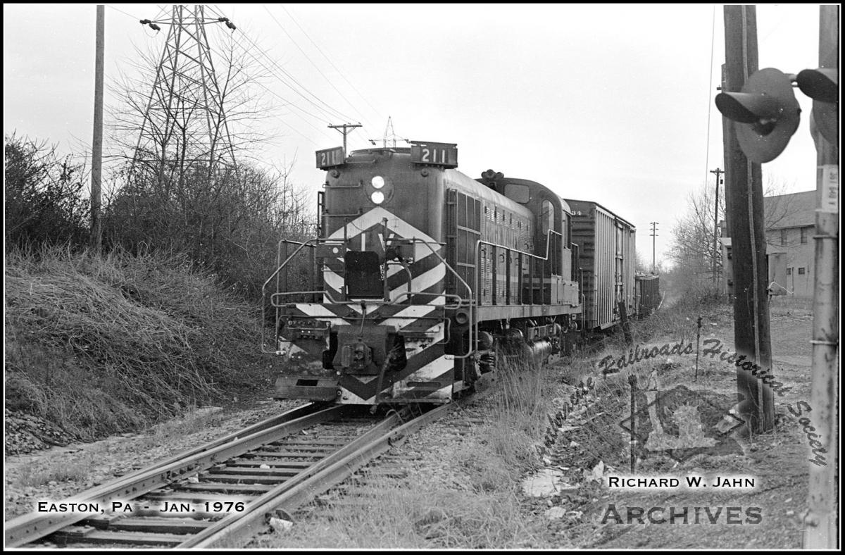 Lehigh Valley ALCO RS3 211 at Easton, PA - ARHS Digital Archive