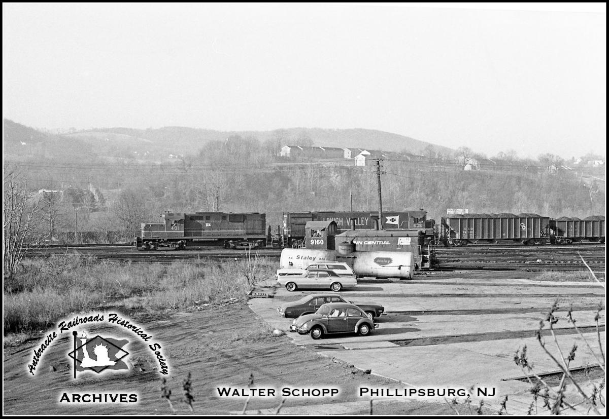 Lehigh Valley ALCO RS11 401 at Phillipsburg, NJ - ARHS Digital Archive
