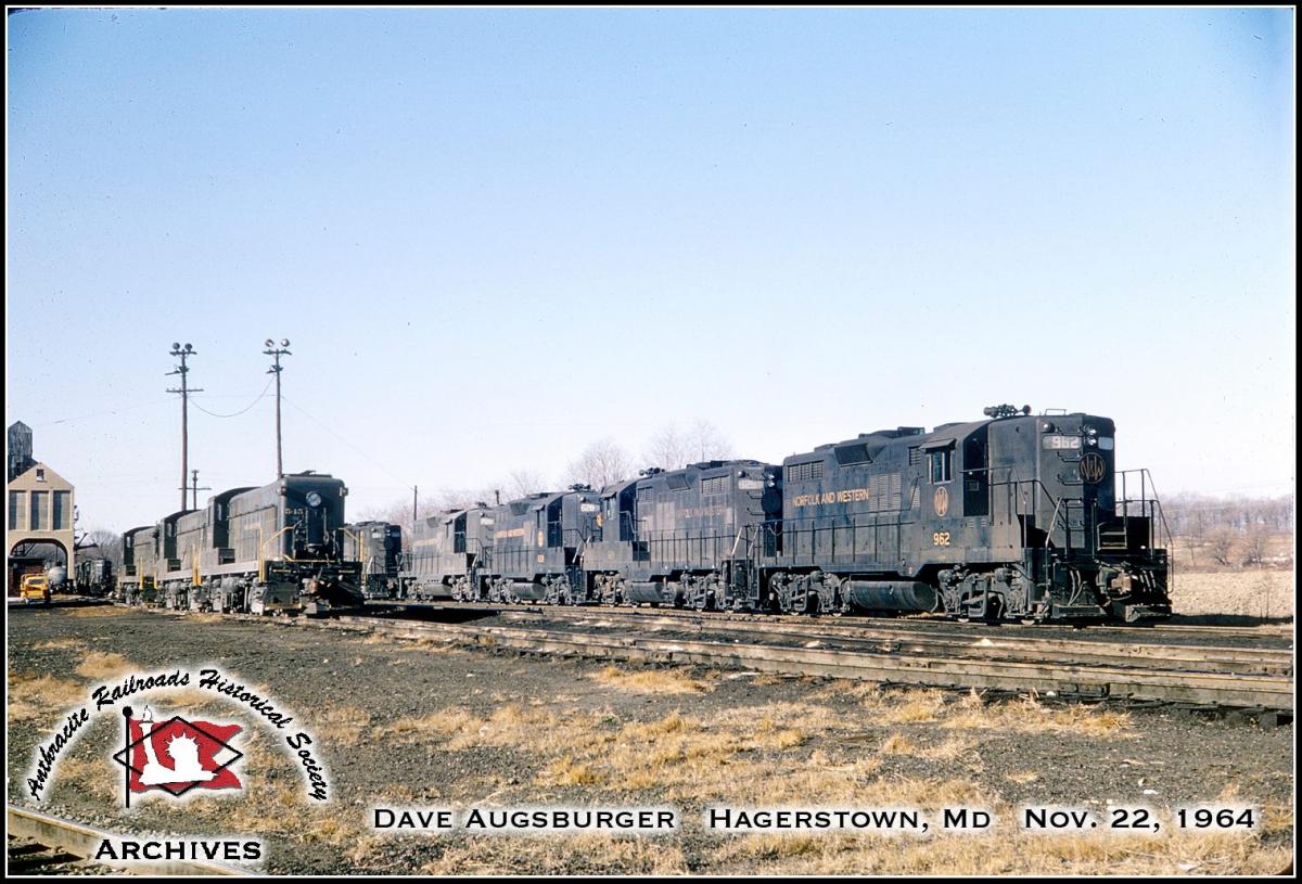 Norfolk and Western EMD GP18 962 at Hagerstown, MD - ARHS Digital Archive