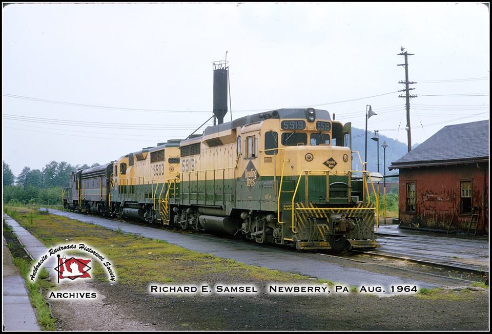 Reading EMD GP30 5519 at Newberry, PA - ARHS Digital Archive