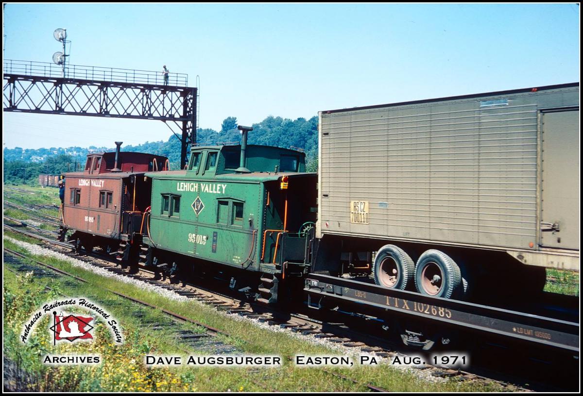 Lehigh Valley Caboose 95015 at Easton, PA - ARHS Digital Archive