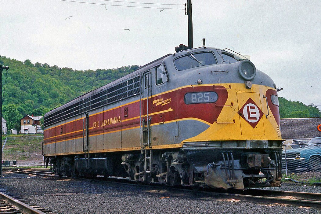 Erie Lackawanna EMD E8A 825 at Port Jervis, NY - ARHS Digital Archive