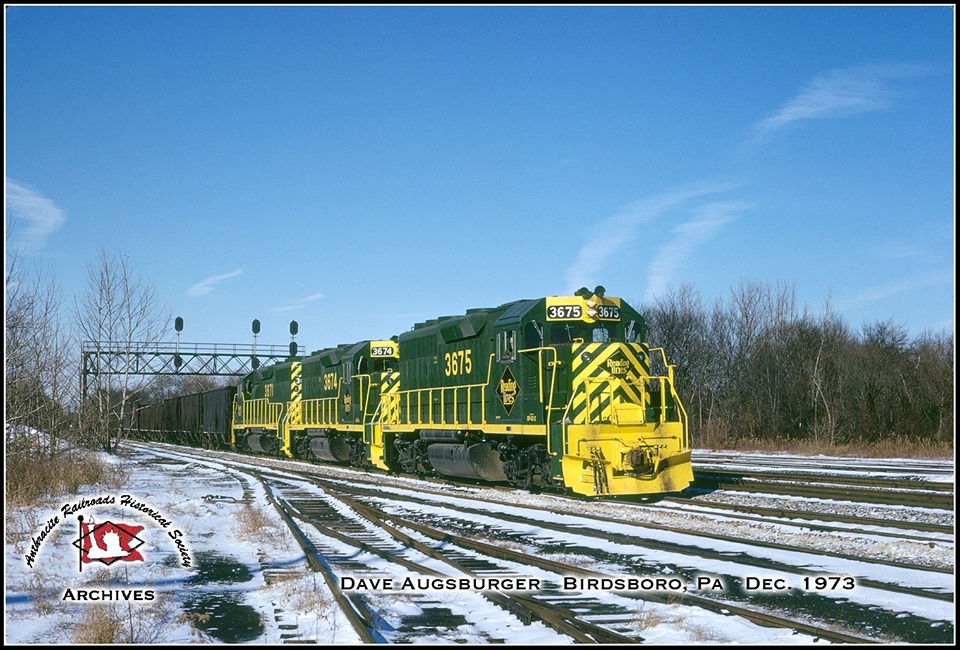 Reading EMD GP40-2 3675 at Birdsboro, PA - ARHS Digital Archive