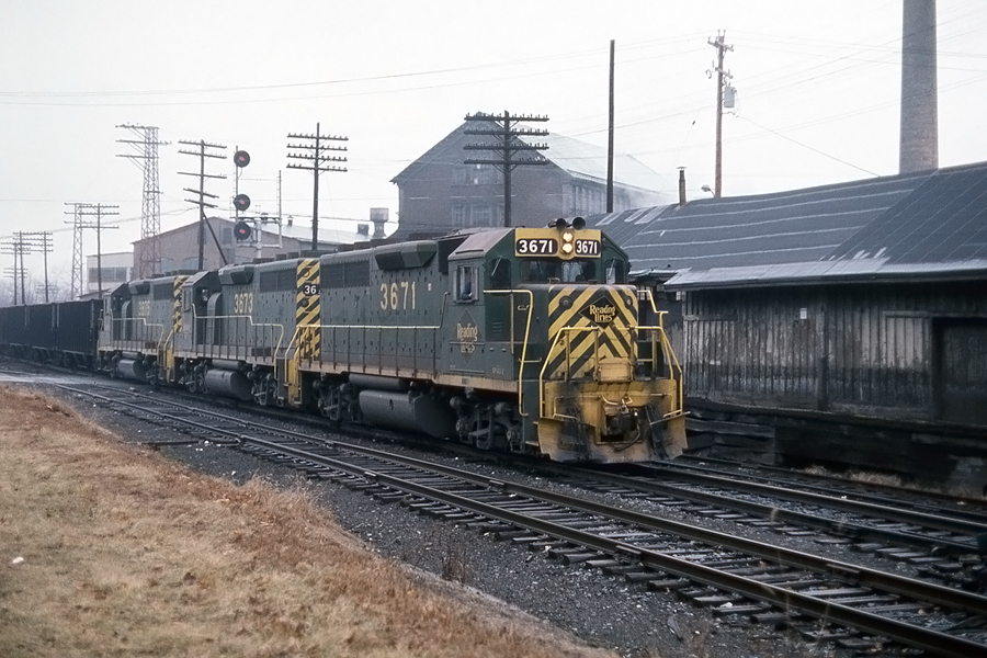 Reading EMD GP40-2 3671 at Birdsboro, PA - ARHS Digital Archive